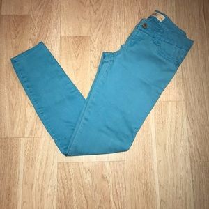 Hollister skinny jegging type jeans!